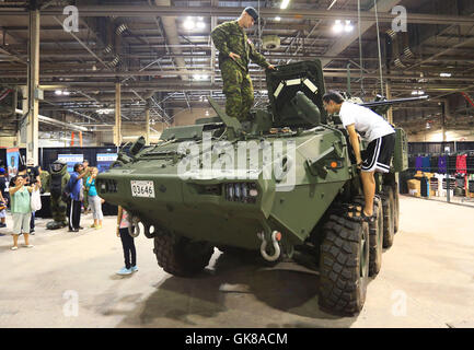 (160819)-- TORONTO, 19 Agosto, 2016(Xinhua) -- I visitatori osservano un veicolo blindato al 2016 Canadian National Exhibition a Toronto, Canada, 19 Agosto, 2016. Come una delle più grandi mostre in Canada, questo annuale 18-evento della durata di un giorno che ha dato dei calci a fuori il venerdì è atteso per attirare più di un milione di visitatori provenienti da tutto il mondo. (Xinhua/Zou Zheng) Foto Stock
