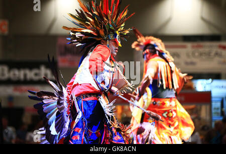 (160819)-- TORONTO, 19 Agosto, 2016(Xinhua) -- Danzatori Aborigeni eseguire al 2016 Canadian National Exhibition a Toronto, Canada, 19 Agosto, 2016. Come una delle più grandi mostre in Canada, questo annuale 18-evento della durata di un giorno che ha dato dei calci a fuori il venerdì è atteso per attirare più di un milione di visitatori provenienti da tutto il mondo. (Xinhua/Zou Zheng) Foto Stock