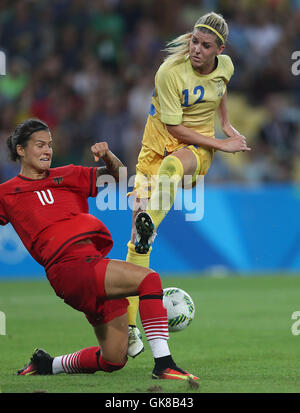 Rio De Janeiro, Brasile. 19 Ago, 2016. In Svezia il Olivia Schough (R) il sistema VIES per la palla durante le donne medaglia d'oro della partita di calcio tra la Germania e la Svezia al 2016 Rio in occasione dei Giochi Olimpici di Rio de Janeiro, Brasile, il 19 agosto, 2016. La Germania ha vinto la medaglia d'oro. Credito: Cao può/Xinhua/Alamy Live News Foto Stock