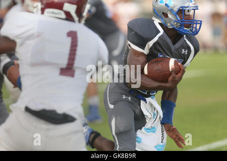 Città, Florida, Stati Uniti d'America. 19 Ago, 2016. OCTAVIO JONES | Orari .Anclote running back Braxton Johnson (21) corre la sfera contro il Tarpon Springs difesa alla Anclote High School in vacanza il venerdì 19 agosto, 2016. © Octavio Jones/Tampa Bay volte/ZUMA filo/Alamy Live News Foto Stock