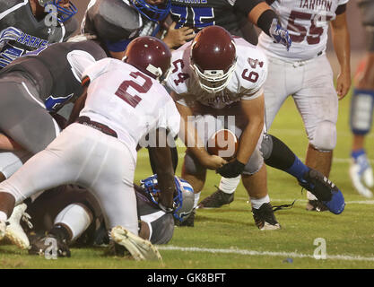 Città, Florida, Stati Uniti d'America. 19 Ago, 2016. OCTAVIO JONES | Orari .Tarpon Springs Dakota laghi (64) lineman recupera il fumble nel primo trimestre a Anclote High School in vacanza il venerdì 19 agosto, 2016. © Octavio Jones/Tampa Bay volte/ZUMA filo/Alamy Live News Foto Stock