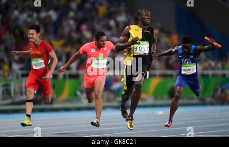 Rio De Janeiro, Brasile. 19 Ago, 2016. La Giamaica Usain Bolt (2nd, R) attraversa la linea di arrivo durante gli uomini 4x100m finale del relè di atletica a 2016 Rio in occasione dei Giochi Olimpici di Rio de Janeiro, Brasile, il 19 agosto, 2016. La Giamaica ha vinto la medaglia d'oro. Credito: Li Ga/Xinhua/Alamy Live News Foto Stock