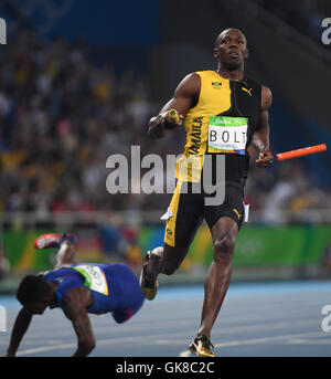 Rio De Janeiro, Brasile. 19 Ago, 2016. La Giamaica Usain Bolt attraversa la linea di arrivo durante gli uomini 4x100m finale del relè di atletica a 2016 Rio in occasione dei Giochi Olimpici di Rio de Janeiro, Brasile, il 19 agosto, 2016. La Giamaica ha vinto la medaglia d'oro. Credito: Li Ga/Xinhua/Alamy Live News Foto Stock