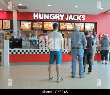La gente in coda Hungry Jacks fast food Foto Stock
