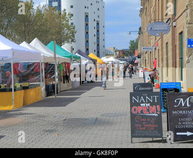 Negozio di persone al Mercato di Salamanca a Hobart in Tasmania Australia. Foto Stock