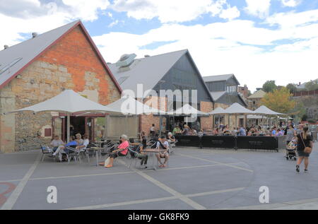 Le persone a rilassarsi a Salamanca Place a Hobart in Tasmania Australia. Foto Stock