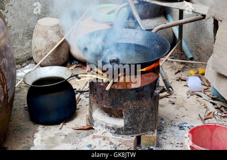 L'unità PHU thai etnia carbone che brucia in stufa e bollire l'acqua con la vecchia padella preparare pronta per la cottura in camera kicthen thai styl Foto Stock