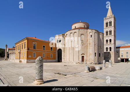 Foro romano con la chiesa di sveti donat e cattedrale Foto Stock