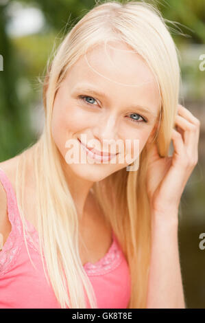 Giovane donna in posizione di parcheggio Foto Stock