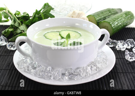 Iced zuppa di cetrioli con yogurt Foto Stock