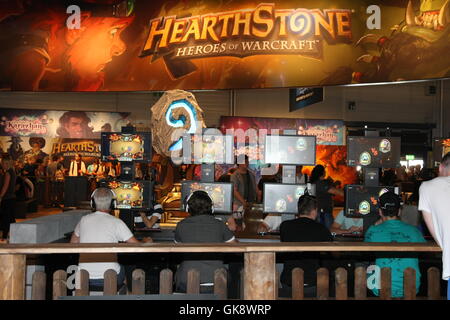 Colonia, Germania. 18 Agosto, 2016. Visitatori gioca il gioco Hearthstone Heroes of Warcraft al gamescom fiera. Gamescom i mondi di gioco più grande fiera. Gamescom è una fiera di video giochi che si tengono annualmente presso la Koelnmesse di Colonia. Essa è organizzata dall'BIU. Credito: Maik Boenisch/Pacific Press/Alamy Live News Foto Stock