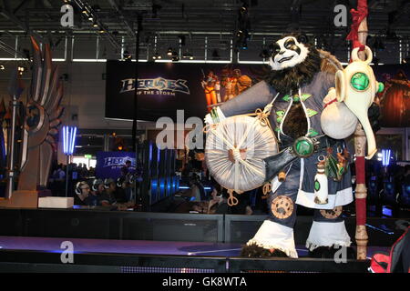 Colonia, Germania. 18 Agosto, 2016. Da un personaggio del gioco eroi della tempesta al gamescom fiera. Gamescom i mondi di gioco più grande fiera. Gamescom è una fiera di video giochi che si tengono annualmente presso la Koelnmesse di Colonia. Essa è organizzata dall'BIU. Credito: Maik Boenisch/Pacific Press/Alamy Live News Foto Stock