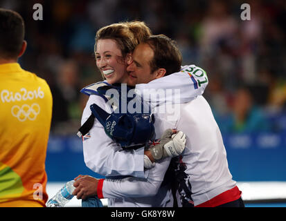 Gran Bretagna Jade Jones celebra con il suo allenatore Paolo verde dopo aver battuto la Spagna Calvo Eva Gomez per vincere la medaglia d'oro nel femminile 57kg Finale di Carioca Arena 3 il tredicesimo giorno del Rio Giochi Olimpici, Brasile. Foto Stock