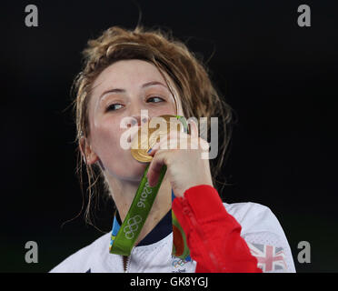 Gran Bretagna Jade Jones festeggia con la sua medaglia d oro dopo aver battuto la Spagna Calvo Eva Gomez nel femminile 57kg Finale di Carioca Arena 3 il tredicesimo giorno del Rio Giochi Olimpici, Brasile. Foto Stock