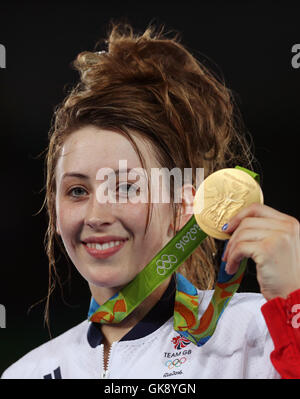 Gran Bretagna Jade Jones festeggia con la sua medaglia d oro dopo aver battuto la Spagna Calvo Eva Gomez nel femminile 57kg Finale di Carioca Arena 3 il tredicesimo giorno del Rio Giochi Olimpici, Brasile. Foto Stock