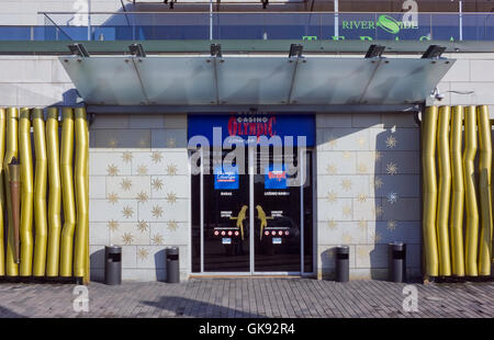 VILNIUS, Lituania - 13 febbraio 2016: l'ingresso principale in un casinò Olympic si trova al primo piano di smart hotel Radi Foto Stock