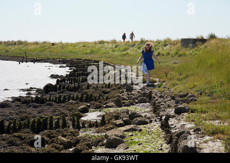 Ragazza adolescente sulle rive del fiume Ore in Orford Suffolk in Inghilterra Foto Stock