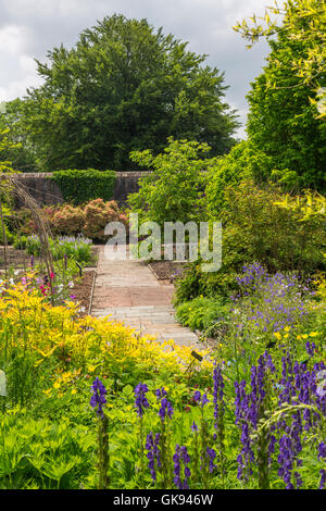 All'interno del giardino murato presso il National Botanic Garden of Wales, vicino a Carmarthen, Wales, Regno Unito Foto Stock