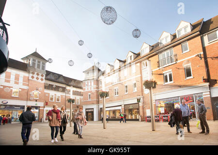 Strada trafficata riempito con acquirenti in Whitefriars retail development nella storica città cattedrale di Canterbury Foto Stock