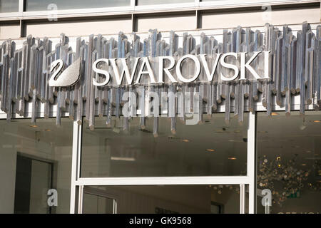 Swarovski negozio di fronte a una giornata intensa in Whitefriars retail development in Canterbury Foto Stock