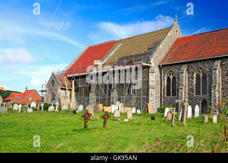 Una vista di riparazioni del tetto essendo effettuata sulla chiesa parrocchiale di tutti i santi a Mundesley, Norfolk, Inghilterra, Regno Unito. Foto Stock