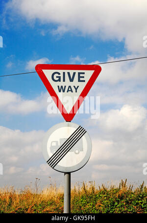 Una coppia di segnaletica stradale ad un incrocio a T sulla strada di un paese a Stoke Santa Croce, Norfolk, Inghilterra, Regno Unito. Foto Stock