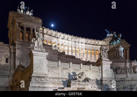 Monumento Nazionale a Vittorio Emanuele II, meglio conosciuto con il nome di vittoriano o Altare della Patria. La fotografia notturna, Foto Stock