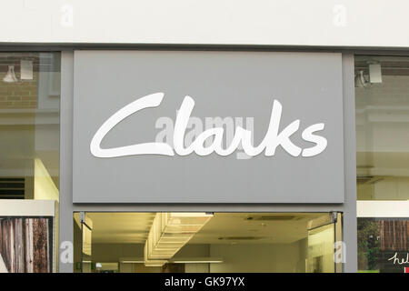 Clarks store anteriore su una giornata impegnativa in Whitefriars retail development in Canterbury Foto Stock