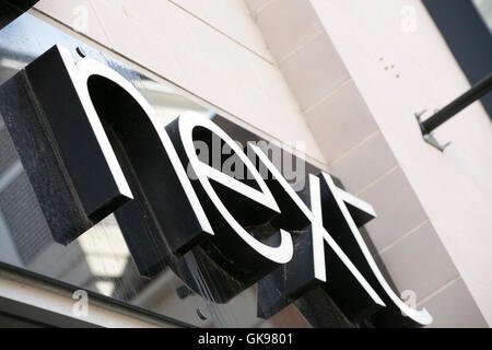 Il prossimo negozio di fronte a una giornata intensa in Whitefriars retail development in Canterbury Foto Stock
