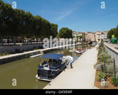 Canal de la Robine nel centro della città di Narbonne, Languedoc Roussillon, Francia meridionale Foto Stock