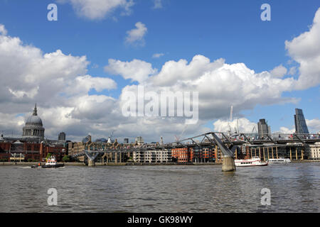 San Paolo, la città e il Millennium Bridge come visto dal Southbank Londra, Inghilterra, Regno Unito. Foto Stock