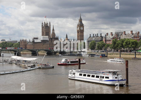 Le Case del Parlamento come osservata attraverso il Fiume Tamigi a Londra, Inghilterra, Regno Unito. Foto Stock