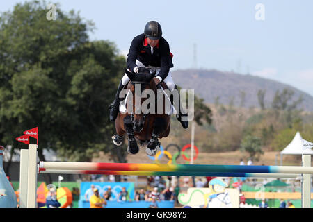 Gran Bretagna Nick Skelton durante il singolo round finale A all'Olympic centro equestre al quattordicesimo giorno del Rio Giochi olimpici, Brasile. Foto Stock