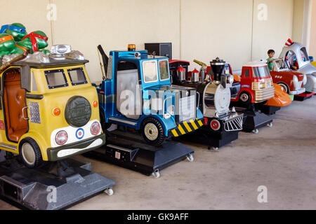 Florida Ellenton, centro commerciale Ellenton Premium Outlets, centro commerciale, area comune, a gettoni, corsa per bambini, divertimento, colori brillanti, ragazzi maschi bambini bambini bambini bambini bambini bambini Foto Stock