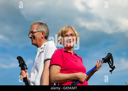 Felice coppia senior nordic walking in estate Foto Stock