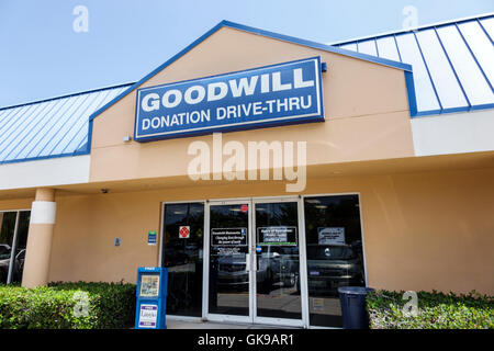 Florida Ellenton, Goodwill Industries, organizzazione no profit, negozio Thrift, centro donazioni, drive-thru, esterno, cartello, parcheggio, SUV, FL160630112 Foto Stock