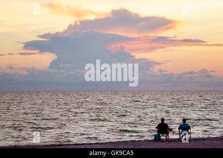 Florida Gulf of Mexico,Gulf Coast,Anna Maria Island,Bradenton Beach,fronte spiaggia,tramonto,avena,crepuscolo,orizzonte,nuvole,cielo rosa,silhouette,adulto,adulto Foto Stock