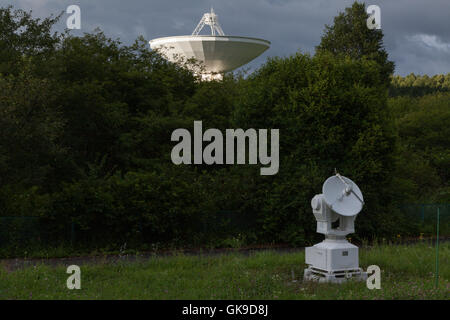 Il radiotelescopio da 45 metri presso il Nobeyama radio Observatory (NRO) vicino a Minamimaki, Nagano, Giappone Foto Stock