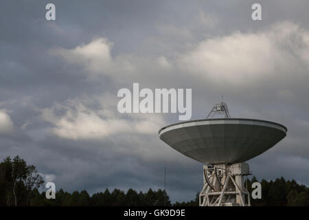 Il radiotelescopio da 45 metri presso il Nobeyama radio Observatory (NRO) vicino a Minamimaki, Nagano, Giappone Foto Stock