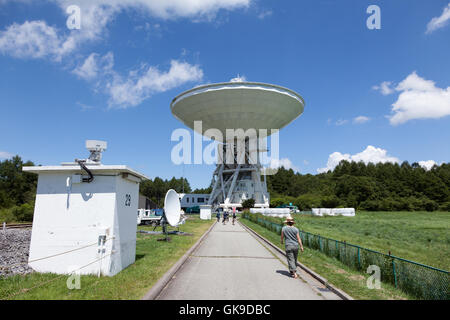I turisti a piedi verso il 45 metro radio telescope in Nobeyama Osservatorio Radio (NRO) vicino Minamimaki, Nagano, Giappone Foto Stock