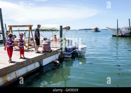 Florida,Sud,Golfo del Messico,Cortez,storico villaggio di pescatori,molo,adulto,adulti,uomo uomini maschio,ragazzo ragazzi papà capretto bambini bambini,padre papà,figlio,w Foto Stock