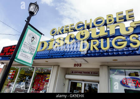 Florida City of Okeechobee,Okeechobee Discount Drugs,Community Pharmacy,sign,banner,Main Street Program,sviluppo economico,lampada post,FL160630267 Foto Stock