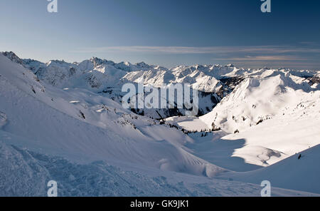 Il seealpsee e montagne Foto Stock