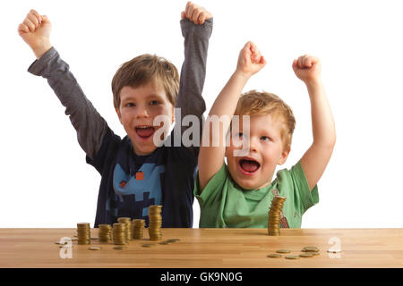 Due ragazzi nella parte anteriore del tifo denaro pile Foto Stock