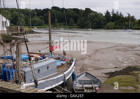 Barca a vela ormeggiata lungo il fiume Deben di Woodbridge nel Suffolk, Inghilterra Foto Stock