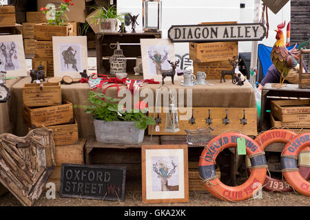 Bric a brac in vendita a Alderburgh nel Suffolk, Inghilterra Foto Stock