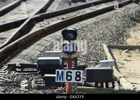 I binari della ferrovia presso la stazione ferroviaria. La nuova ferrovia. Foto Stock