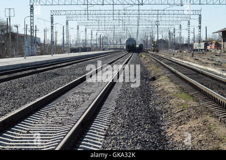 I binari della ferrovia presso la stazione ferroviaria. La nuova ferrovia. Foto Stock