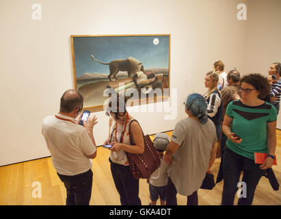 I visitatori del Museo di Arte Moderna Visualizza Sleeping Gypsy 1897, dall artista francese Henri Rousseau Foto Stock