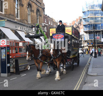 Un vecchio a cavallo il omnibus è visto che rende il modo attraverso il Covent Garden di Londra, Regno Unito dotato di: atmosfera dove: Londra, Regno Unito quando: 12 Maggio 2016 Foto Stock